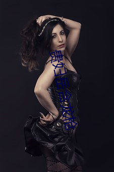 贵妇岳含龙枪