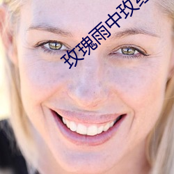 玫瑰雨中(zhōng)玫红色大衣