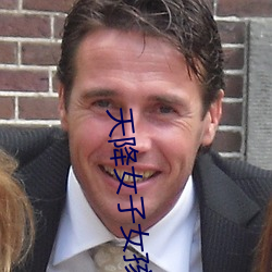 天降女子女孩子从2楼掉完